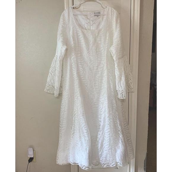 Serafina Dresses & Skirts - XL Serefina WHITE Beautiful Fully Lined White Lace Fit N Flare Midi Dress